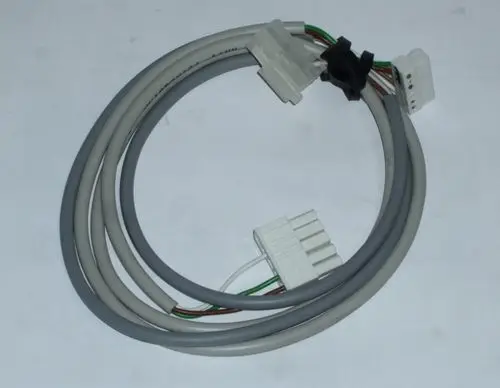 Kabel mit mehreren Leitungen und Steckverbindungen, geeignet für Anwendungen im Bereich der Gebäudetechnik, möglicherweise für Daikin Heizsysteme.